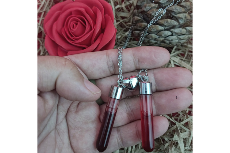 خرید گردنبند شیشه خون (کپسول عاشقی )