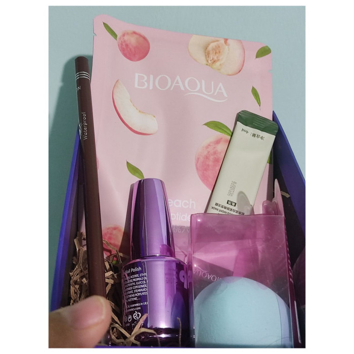 خرید لوازم آرایشی روز زن