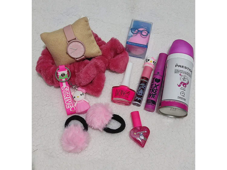 ساعت بلون با لوازم آرایشی