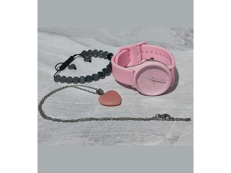 ساعت بلون صورتی با گردنبند و دستبند